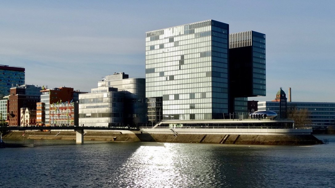 Seitlicher Blick auf das Areal an der Hafenspitze in Düsseldorf, Deutschland