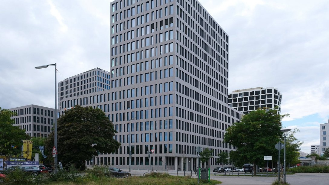 Blick auf das Büroensemble Kap West am Hirschgarten in München, Deutschland