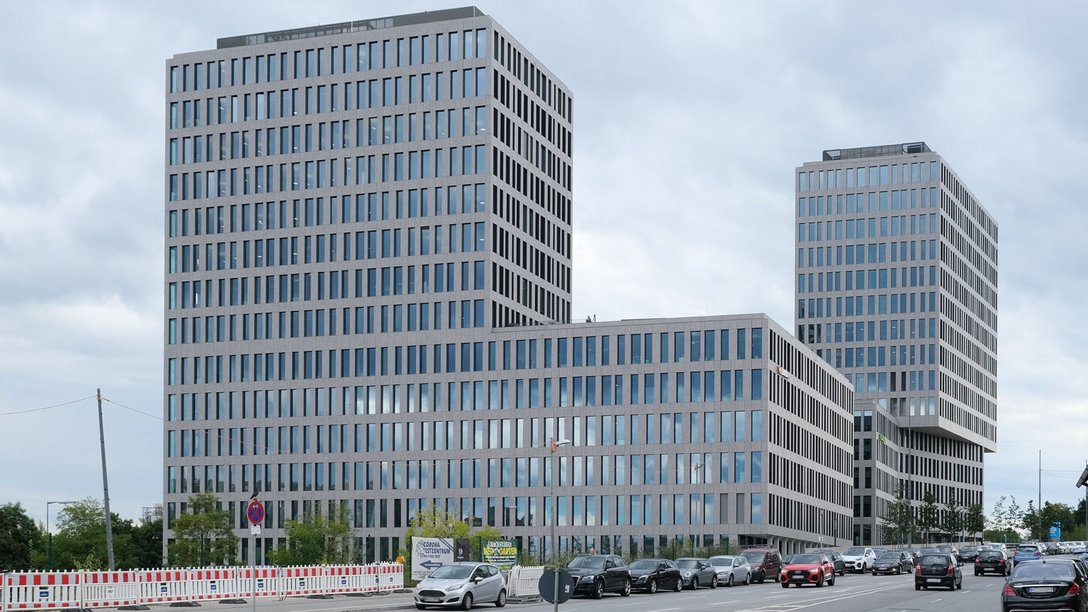 Seitlicher Blick auf das Büroensemble Kap West am Hirschgarten in München, Deutschland 
