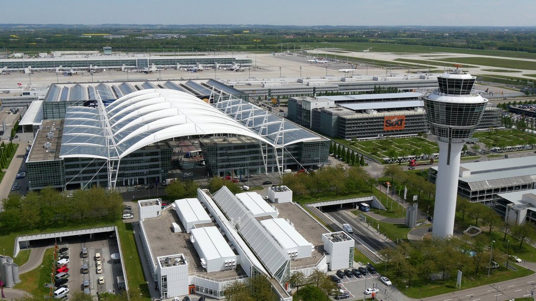 Luftaufnahme Flughafen München Airport Center und Zentralgebäude in München, Deutschland