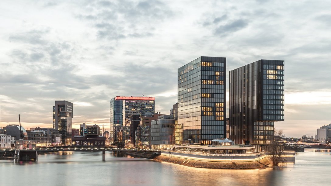 Blick auf das Areal an der Hafenspitze in Düsseldorf, Deutschland, mit den zwei markanten Hochhäusern im Vordergrund