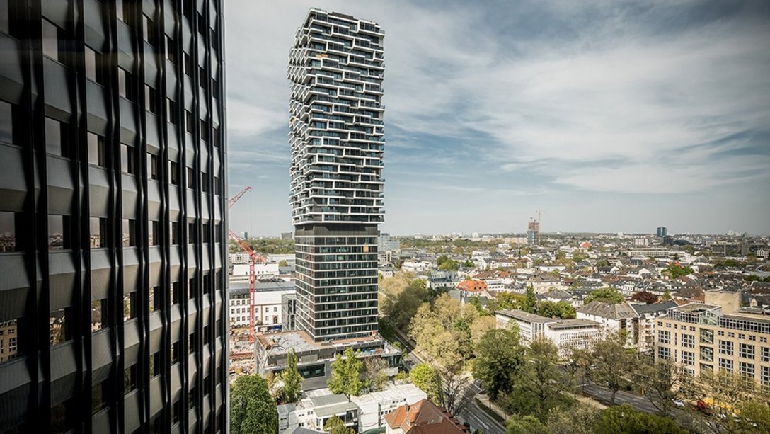 Blick auf das Hybridhochhaus ONE FORTY WEST (T-Rex) in Frankfurt am Main, Deutschland