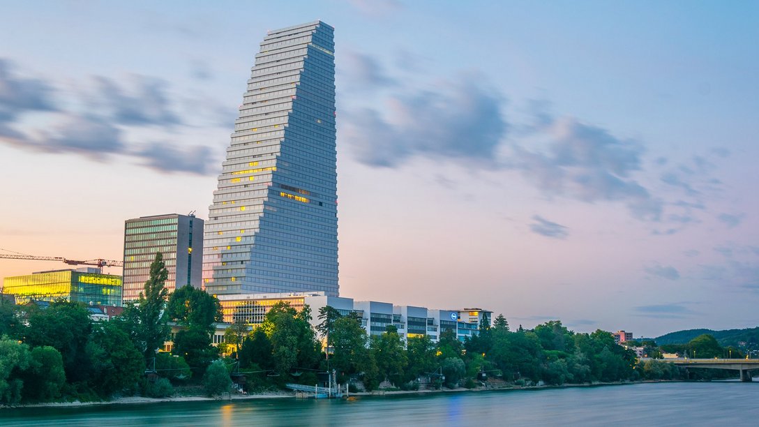 La Roche, in Basel, Schweiz, vom Rhein aus gesehen