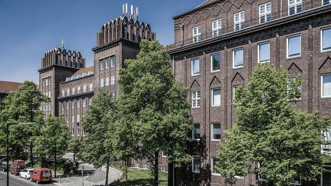 Blick auf die Fassade des denkmalgeschützten Backsteingebäudes in der Ringbahnstraße in Berlin, Deutschland 