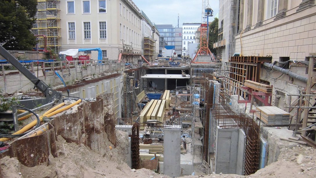 Unterirdisches Verbindungsbauwerk auf der Baustelle Deutsche Staatsoper unter den Linden in Berlin, Deutschland