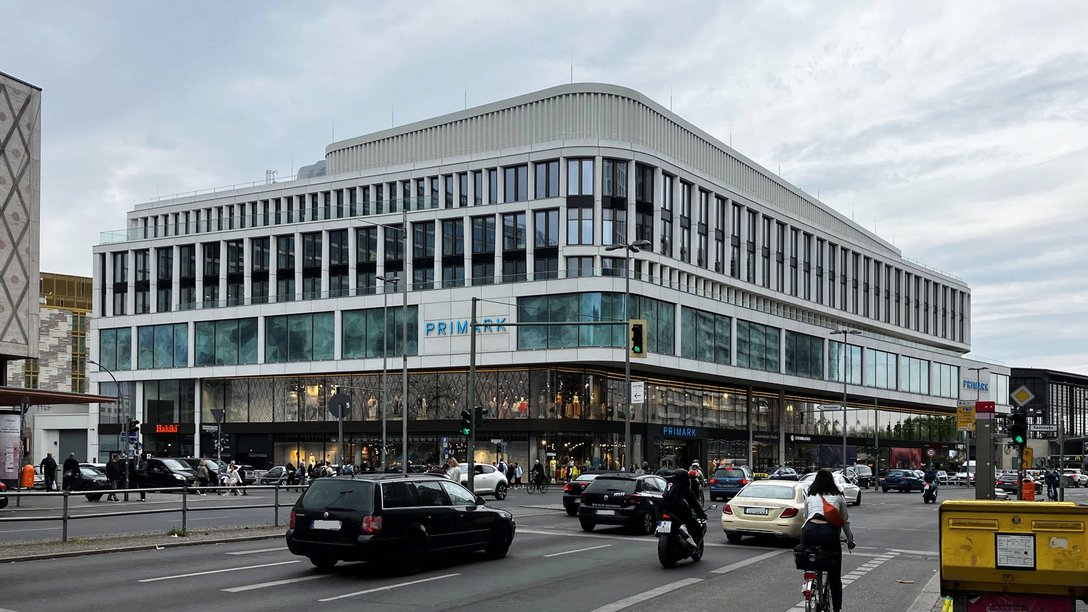 Geschäftshaus am Zoo (ZOOM), Ansicht von der Kantstraße aus, Berlin, Deutschland