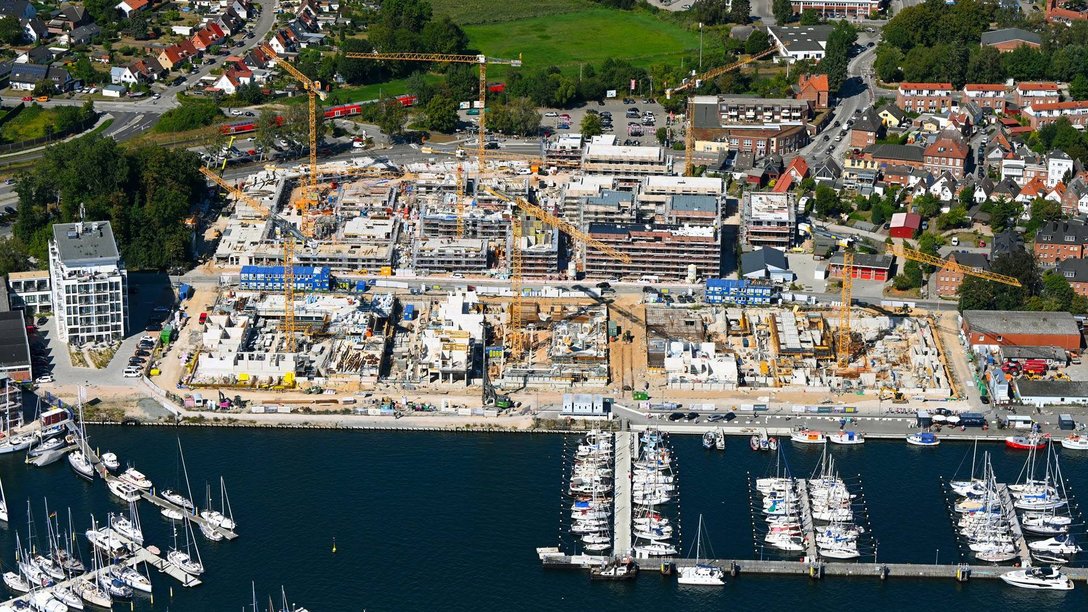 Luftbild der Baustelle des Wohnquartiers Wohnen auf dem Baggersand in Lübeck, Deutschland 