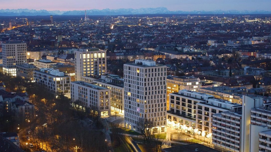 Das Schwabinger Tor in München, Deutschland, bei Dämmerung