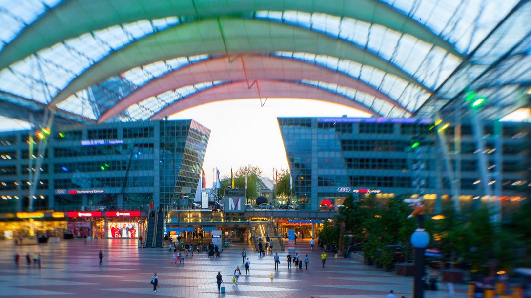 Flughafen München Airport Center und Zentralgebäude, München, Deutschland