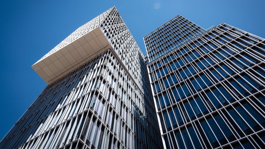 Blick auf die Fassade des Europa Towers in Frankfurt am Main, Deutschland, aus der Froschperspektive