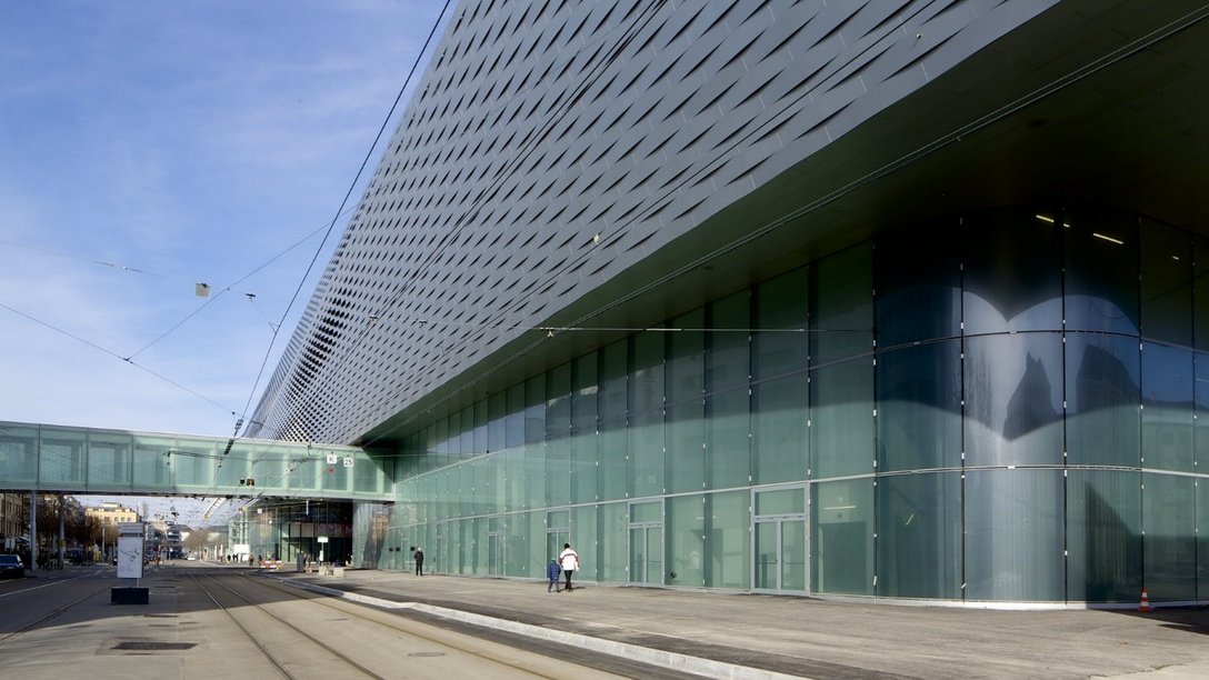 Blick auf die Fassade der Messe Basel, Basel, Schweiz